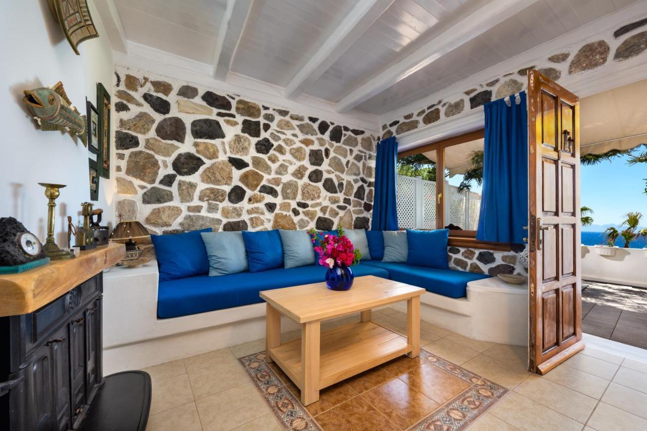 Moschatos Beach House Kamári エクステリア 写真