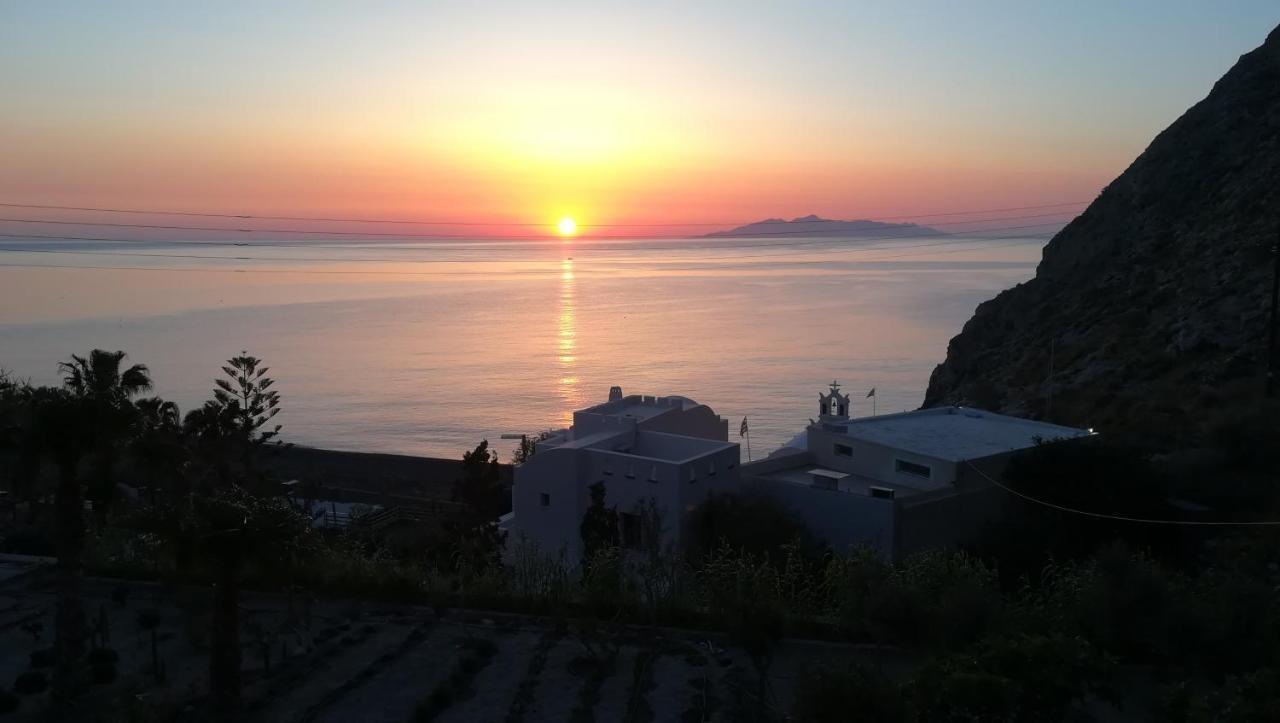Moschatos Beach House Kamári エクステリア 写真