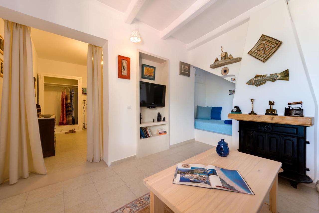Moschatos Beach House Kamári エクステリア 写真