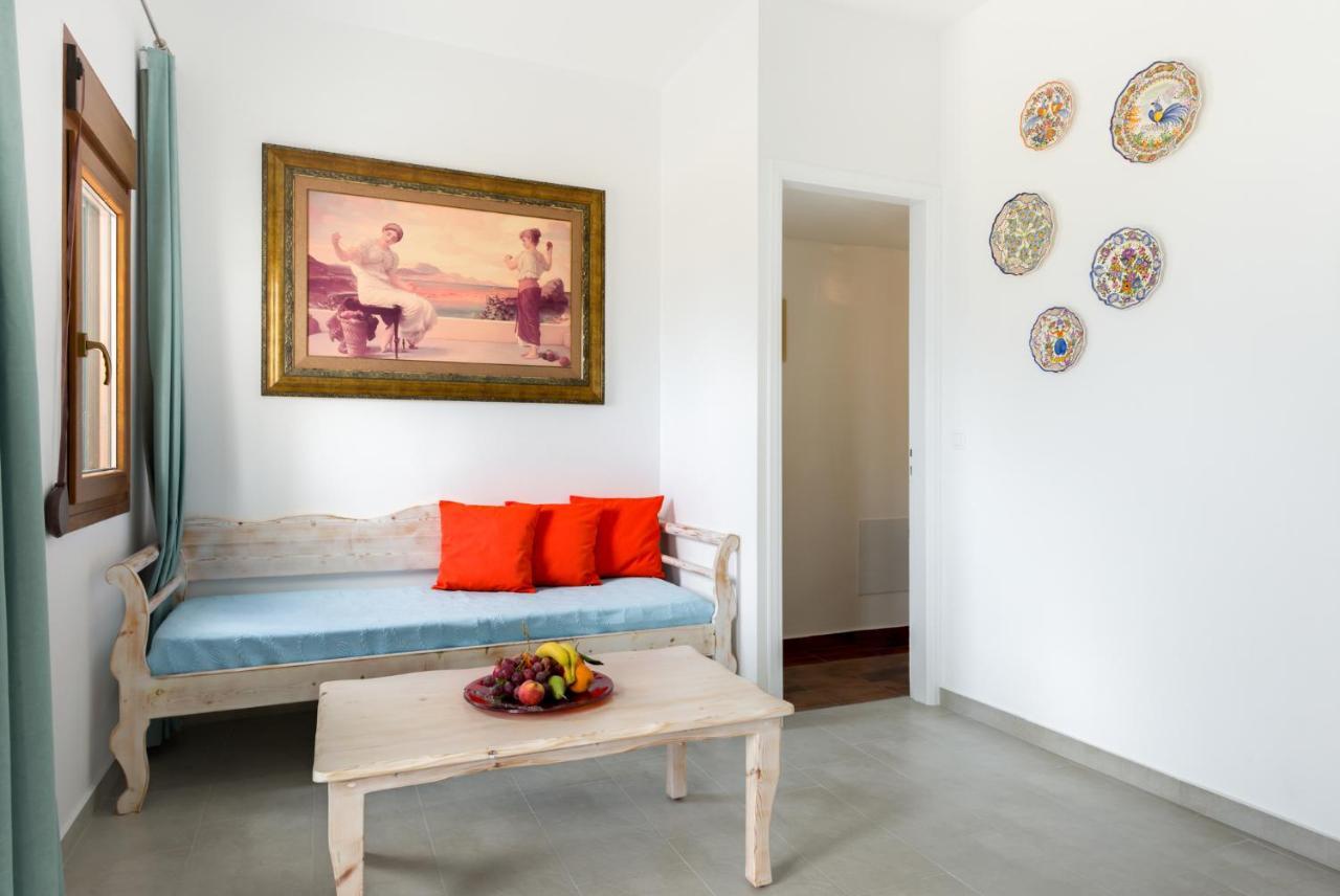 Moschatos Beach House Kamári エクステリア 写真