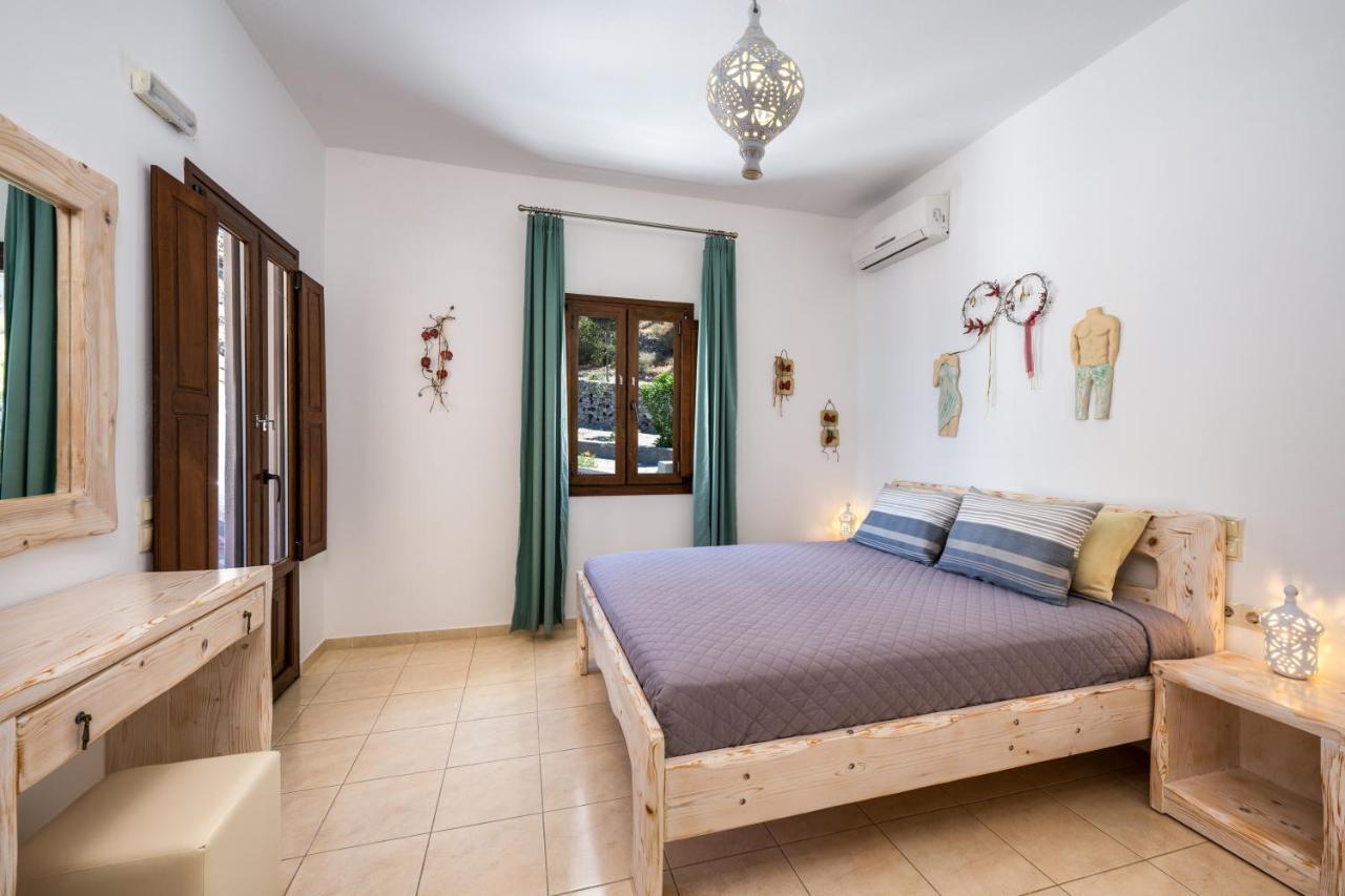 Moschatos Beach House Kamári エクステリア 写真