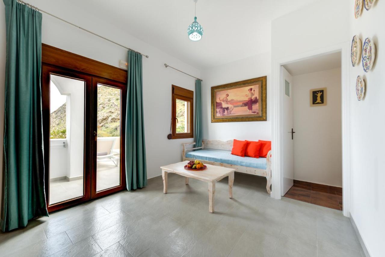 Moschatos Beach House Kamári エクステリア 写真
