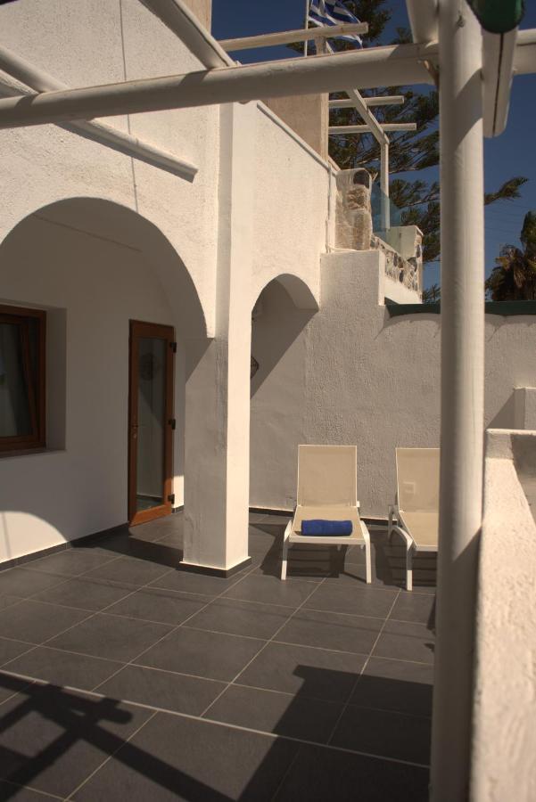 Moschatos Beach House Kamári エクステリア 写真
