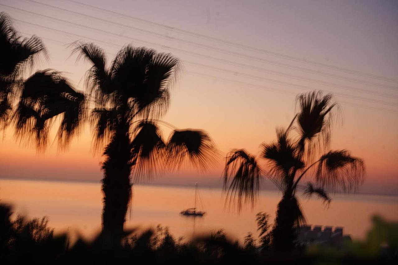 Moschatos Beach House Kamári エクステリア 写真