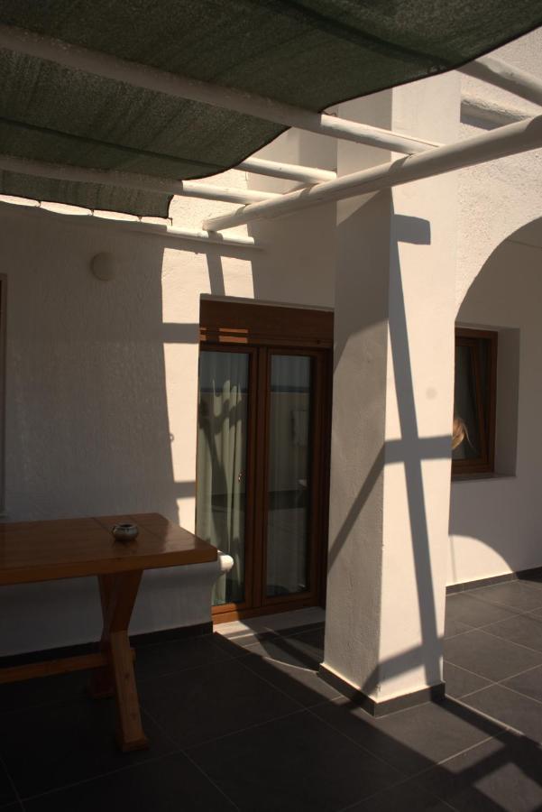 Moschatos Beach House Kamári エクステリア 写真